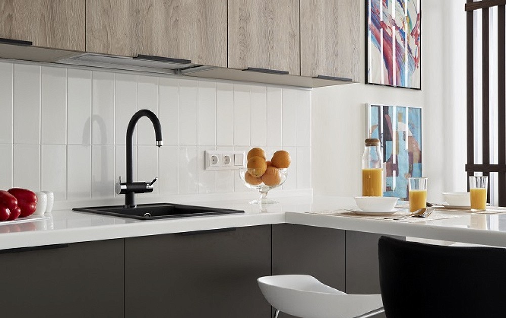 Большая П-образная графитово-белая кухня