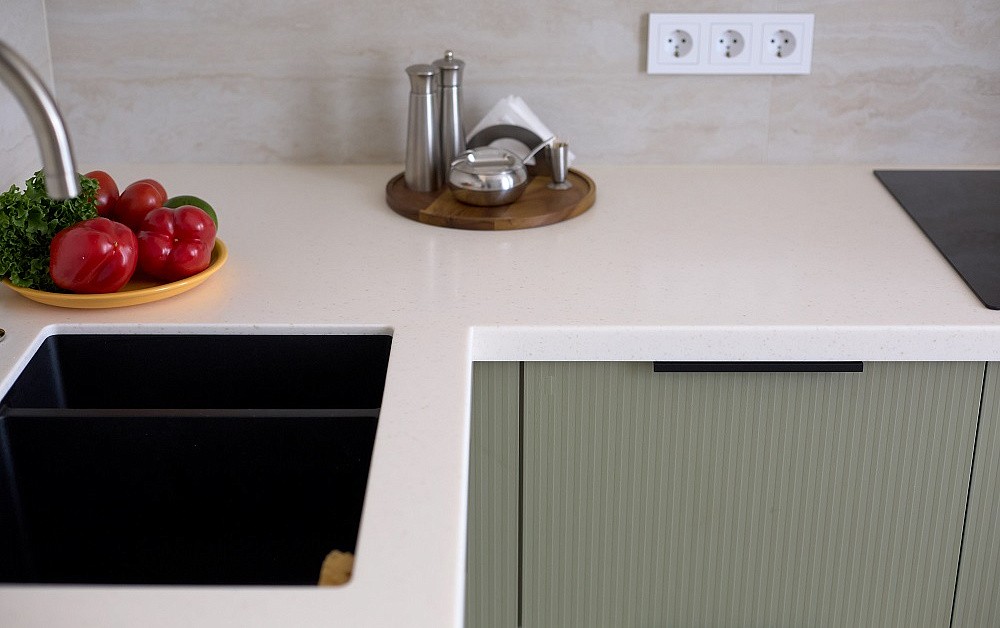 Кухня с фасадами с эффектом плиссировки