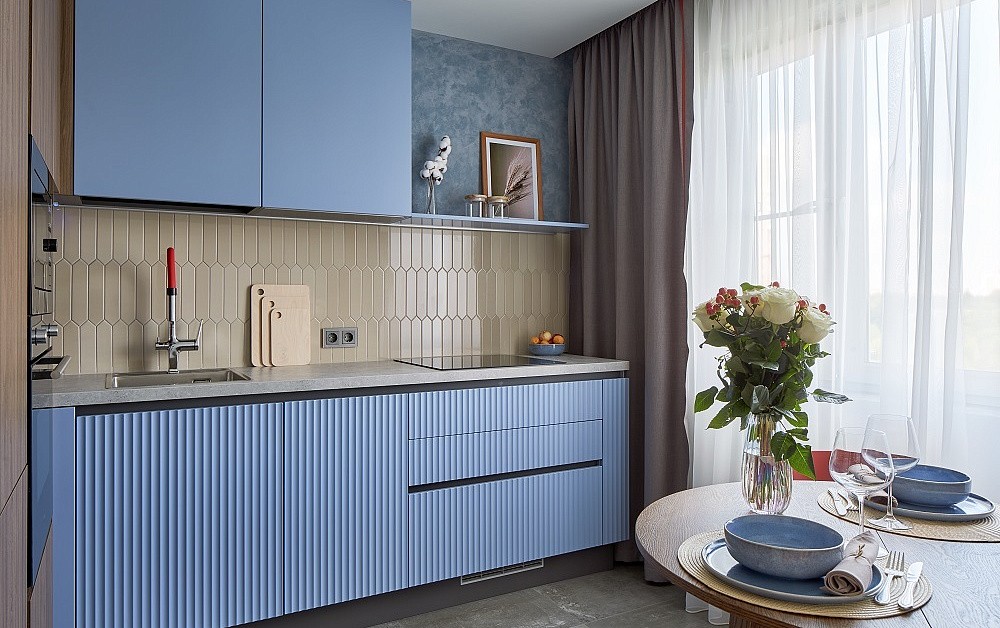 Природная кухня с вертикальной фрезеровской на фасадах