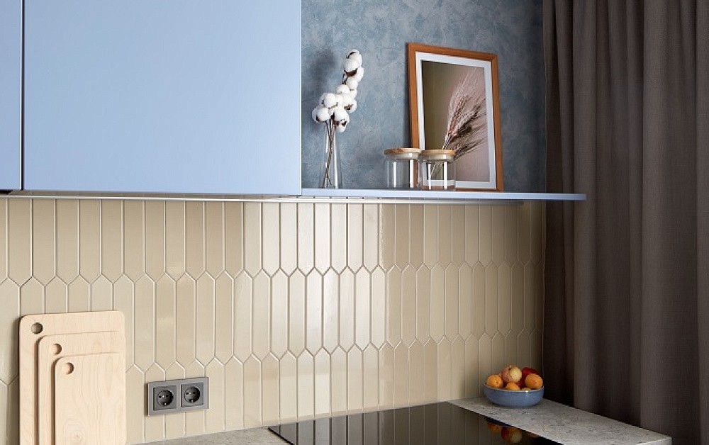 Природная кухня с вертикальной фрезеровской на фасадах