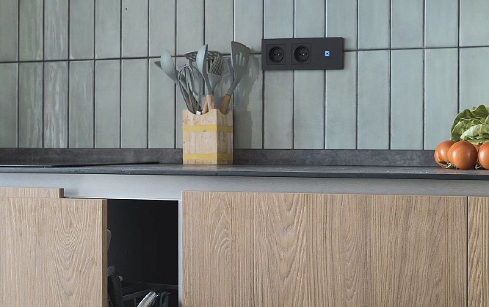 Шелфейно-древесная кухня с открытым хранением