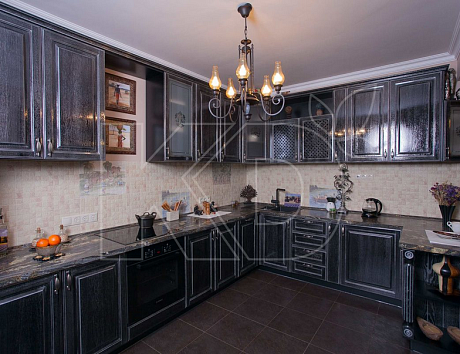 Угловые кухни из массива дерева