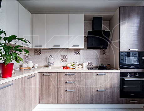 дизайн белой с бежевым кухни