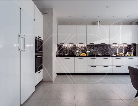 Белая глянцевая кухня в интерьере