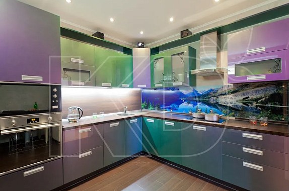 Угловая кухня в зеленом цвете