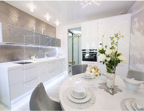 Белая глянцевая кухня в интерьере