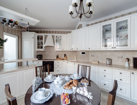 Светлая кухня в Мурманске