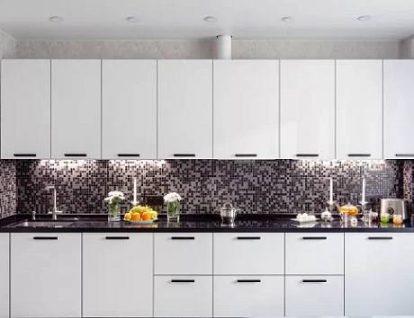 Светлая кухня в Мурманске