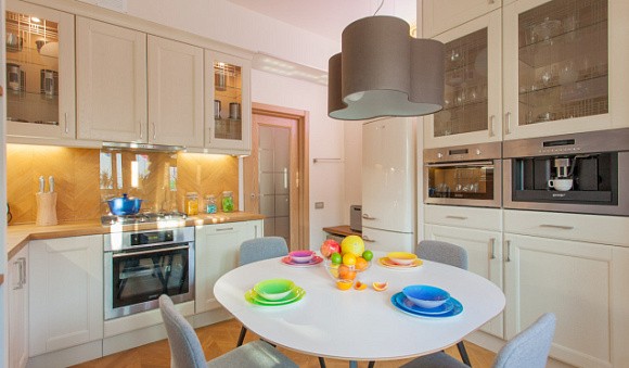 Светлая кухня в Санкт-Петербурге