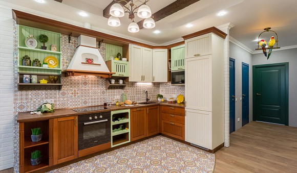 Кухонный гарнитур для маленького помещения должен быть тщательно спланирован и продуман до мелочей. Дизайн интерьера малогабаритной кухни. 