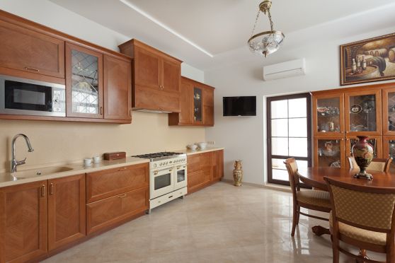 Кухни из массива дерева